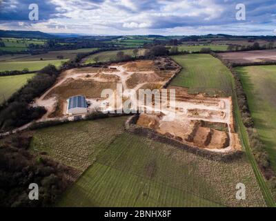 Une carrière de calcaire à Syreford Quarry, Gloucestershire, Royaume-Uni. Tourné avec des drones aériens par CAA détenteur du permis. Février 2016. Banque D'Images