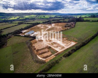 Une carrière de calcaire à Syreford Quarry, Gloucestershire, Royaume-Uni. Tourné avec des drones aériens par CAA détenteur du permis. Février 2016. Banque D'Images