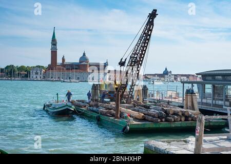 Barge d'entretien avec grue et postes d'amarrage de rechange, Venise, Italie. Banque D'Images