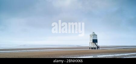 Le phare de Low - structure en bois construite sur pilotis au XIXe siècle et surplombant le canal de Bristol, au bord de la mer de Burnham-on-Sea, Somerset, Royaume-Uni Banque D'Images