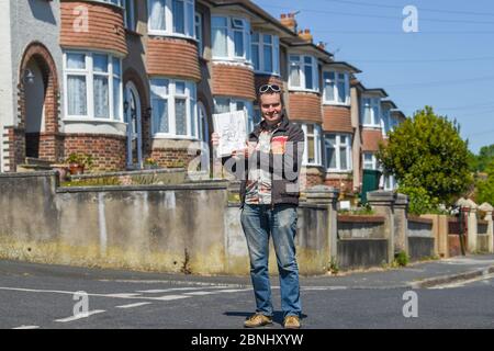 Brighton Royaume-Uni 15 mai 2020 - Nick Sayers, artiste de Brighton & Hove, a lancé un projet d'art Covid-19, qui a permis à ses voisins de se maintenir en isolement. Lors de ces séances de portrait, les gens s'assoient à l'extérieur de leurs portes tandis que Nick esquisse à deux mètres de distance, portant souvent un masque facial. Une partie essentielle du projet est la rencontre de l'artiste et de ses voisins, et la conversation entre eux - ils n'ont souvent jamais rencontré les uns les autres avant et il fait le projet dans son voisinage immédiat autour de Fairway Crescent, Portslade. Crédit : Simon Dack/Alay Live News Banque D'Images