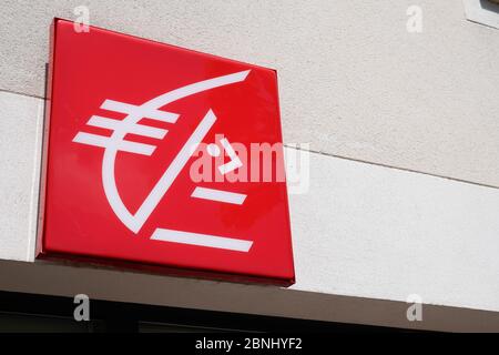 Bordeaux , Aquitaine / France - 05 12 2020 : logo de la Caisse d'epargne sur le site de l'agence bancaire du bâtiment français Banque D'Images