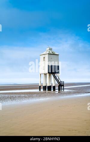 Le phare de Low - structure en bois construite sur pilotis au XIXe siècle et surplombant le canal de Bristol à Burnham-on-Sea, Somerset, Royaume-Uni Banque D'Images