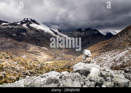 Nuages sombres et rock pile dans Parc national de Huascaran, Andes, Pérou, novembre 2013. Banque D'Images