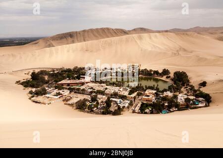 Oasis de Huacachina, région de l'ICA, Pérou, décembre 2013. Banque D'Images