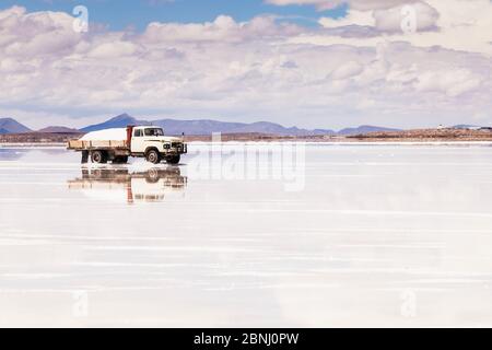 La récolte du sel sur Salar de Uyuni, le désert d'Atacama, la Bolivie. Décembre 2013. Banque D'Images