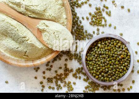 Mettre la farine de haricots et le grain dans des bols avec une cuillère vue du dessus, farine alternative Banque D'Images