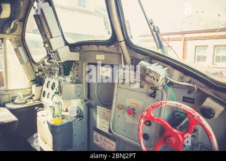 Vue rapprochée rétro des commandes de train à l'intérieur de la cabine de locomotive diesel d'époque du Royaume-Uni. Aux commandes du conducteur du loco diesel-électrique de la classe 37 de la BR Great Rocks. Banque D'Images