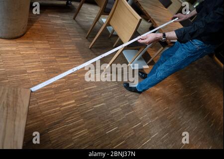 Stuttgart, Allemagne. 15 mai 2020. Rosario Lamattina mesure la distance entre deux tables dans son restaurant 'Perbacco'. Après une pause obligatoire de plusieurs semaines, le restaurant du sud-ouest peut reprendre ses activités le 18 mai, du moins en partie. (À dpa 'dès lundi la gastronomie s'ouvre - mais comment ?') Credit: Marijan Murat/dpa/Alay Live News Banque D'Images