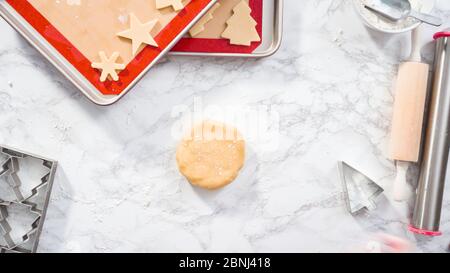 Pose plate. Étape par étape. Faire rouler la pâte à biscuits de sucre pour cuire des biscuits de Noël. Banque D'Images