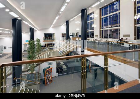 Vue sur le bar-salon et l'escalier au crépuscule. Fairfield Halls, Croydon, Royaume-Uni. Architecte: MICA Architects, 2019. Banque D'Images