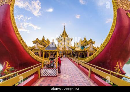 YANGON, MYANMAR - 17 OCTOBRE 2015 : entrée au palais Karaweik, dans le lac royal de Kandawgyi, au crépuscule. Banque D'Images