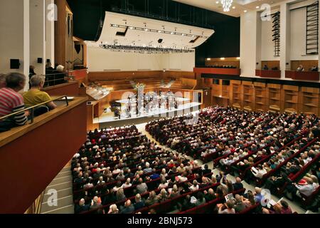 Salle de concert Phoenix, Londres Mozart joueurs jouant. Fairfield Halls, Croydon, Royaume-Uni. Architecte: MICA Architects, 2019. Banque D'Images