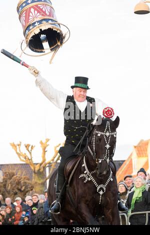 Passager costumé participant à Tondeslagning, dans les rues de Store Magleby, Danemark. Tondeslagning est une tradition ancienne pour apporter de bonnes récoltes par Banque D'Images