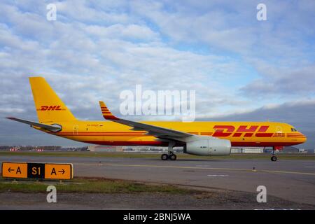 Le 29 octobre 2019, Moscou, Russie. Avion Tupolev Tu-204 Aviastar Airlines en livrée DHL à l'Aéroport de Sheremetyevo à Moscou. Banque D'Images