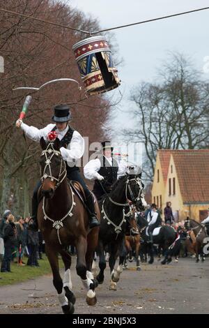 Passager costumé participant à Tondeslagning, dans les rues de Store Magleby, Danemark. Tondeslagning est une tradition ancienne pour apporter de bonnes récoltes par Banque D'Images