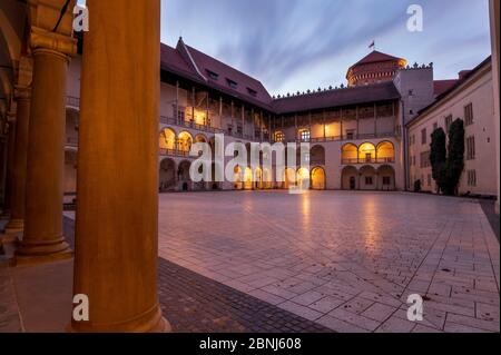 Le château de Wawel, la cour Renaissance à arcades au centre du château de Wawel, site classé au patrimoine mondial de l'UNESCO, à Cracovie, en Pologne, en Europe Banque D'Images