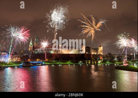 Feu d'artifice de la Saint-Sylvestre au château de Wawel, site classé au patrimoine mondial de l'UNESCO, Cracovie, Pologne, Europe Banque D'Images