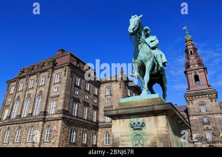 Statue chrétienne IX, Palais Christianborg, Copenhague, Zélande, Danemark, Scandinavie, Europe Banque D'Images