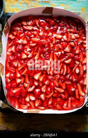 Préparation du gâteau au citron avec des fraises et de la gelée Banque D'Images