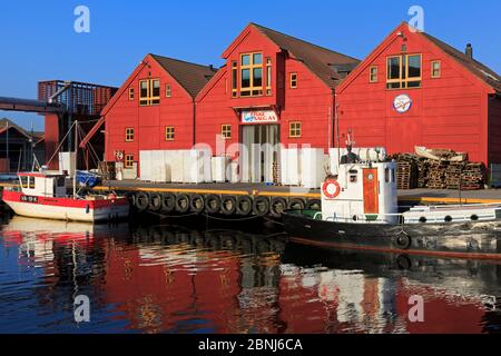 Bateaux de pêche au marché aux poissons, Kristiansand, comté d'Agder, Norvège, Scandinavie, Europe Banque D'Images