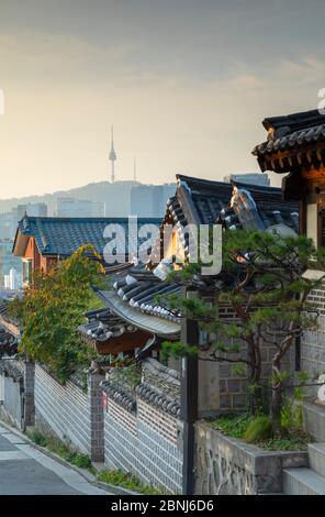 Maisons traditionnelles dans le village de Bukchon Hanok au lever du soleil, Séoul, Corée du Sud, Asie Banque D'Images