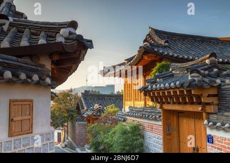 Maisons traditionnelles dans le village de Bukchon Hanok au lever du soleil, Séoul, Corée du Sud, Asie Banque D'Images