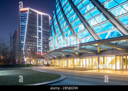 Phoenix International Media Center au crépuscule, Pékin, Chine, Asie Banque D'Images