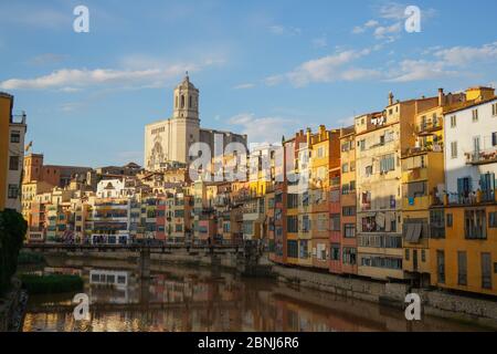 Maisons sur la rivière Onyar et la cathédrale Saint Mary, Gérone, Catalogne, Espagne, Europe Banque D'Images