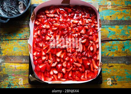 Préparation du gâteau au citron avec des fraises et de la gelée Banque D'Images