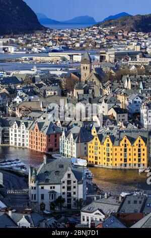 Vue depuis la colline d'Aksla sur les magnifiques Alesund, les bâtiments Art Nouveau colorés en hiver, Alesund, More og Romsdal, Norvège, Scandinavie, Europe Banque D'Images