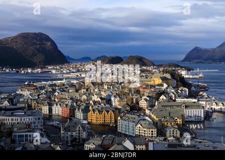 Vue depuis la colline d'Aksla sur Alesund, bâtiments Art Nouveau, montagnes et mer en hiver, Alesund, More og Romsdal, Norvège, Scandinavie, Europe Banque D'Images