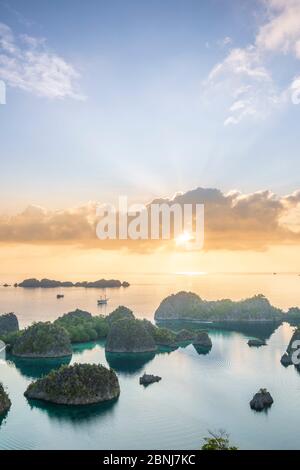 Vue sur une baie d'îles à l'aube depuis le point de vue Piaynemo, Raja Ampat, Papouasie occidentale, îles Spice, Indonésie, Asie du Sud-est, Asie Banque D'Images