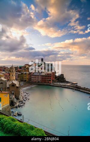 Village coloré de Vernazza au lever du soleil, Cinque Terre, site classé au patrimoine mondial de l'UNESCO, province de la Spezia, Ligurie, Italie, Europe Banque D'Images