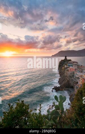 Vernazza au coucher du soleil, Cinque Terre, site classé au patrimoine mondial de l'UNESCO, province de la Spezia, Ligurie, Italie, Europe Banque D'Images