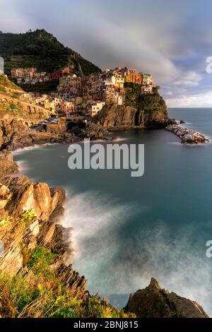 Vagues s'écrasant sur des falaises à côté de Manarola, Cinque Terre, site classé au patrimoine mondial de l'UNESCO, province de la Spezia, Ligurie, Italie, Europe Banque D'Images