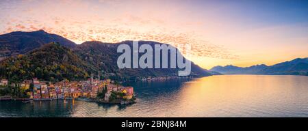 Vue panoramique aérienne de Varenna et du lac de Côme au lever du soleil, province de Lecco, Lombardie, lacs italiens, Italie, Europe Banque D'Images