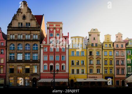 Wroclaw, Pologne - 25 juin 2019 : bâtiments médiévaux colorés sur la place du marché de Rynek Banque D'Images