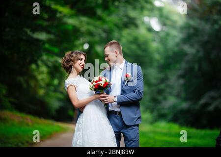 Jeune couple de mariage fabuleux dans le parc sur la journée ensoleillée. Banque D'Images