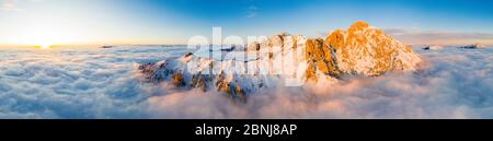 Vue panoramique aérienne des sommets de Grigne émergeant de brume au coucher du soleil, Lac de Côme, province de Lecco, Lombardie, Italie, Europe Banque D'Images