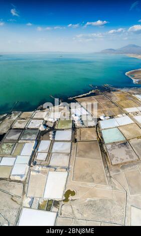 Vue panoramique aérienne du lac Afrera (lac Afdera) et des salins, dépression de Danakil, région d'Afar, Éthiopie, Afrique Banque D'Images