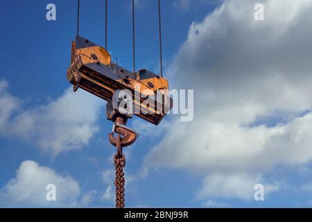 Poulie d'une grue à tour avec crochet de fixation et chaîne Banque D'Images