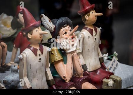 Sienne, Italie, avril 2018 : statue en bois de Pinocchio avec oreilles d'âne et long nez. Pinocchio est le protagoniste d'un célèbre conte de fées italien Banque D'Images