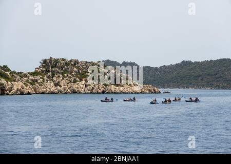 Kalekoy, Turquie - 03 juin 2019 : un groupe de personnes en kayak se rend près de l'île Kekova. Touristes kayak dans la mer Méditerranée Banque D'Images