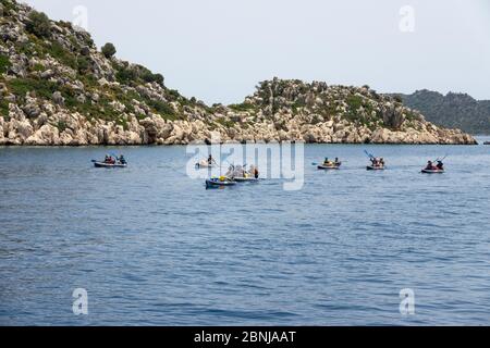 Kalekoy, Turquie - 03 juin 2019 : un groupe de personnes en kayak se rend près de l'île Kekova. Touristes kayak dans la mer Méditerranée Banque D'Images