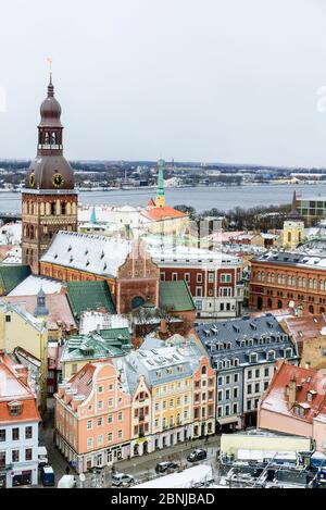 Vue sur le centre-ville de Riga et la rivière Daugava, avec ses toits enneigés, site classé au patrimoine mondial de l'UNESCO, Riga, Lettonie, Europe Banque D'Images