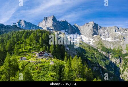 Refuge Sasc Fura avec le célèbre Pizzo Badile en arrière-plan, vallée de Bondasca, vallée de Bregaglia, Graubunden, Suisse, Europe Banque D'Images