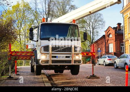 Le camion-grue Volvo est soulevé sur les stabilisateurs, ce qui maintient la stabilité et l'équilibre du véhicule pendant le fonctionnement. Helsinki, Finlande. 13 mai 2020 Banque D'Images