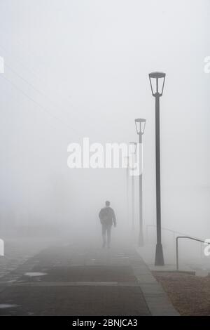 Marche dans un brouillard matinal dense, quartier français, la Nouvelle-Orléans, Louisiane, États-Unis d'Amérique, Amérique du Nord Banque D'Images