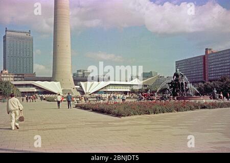 Tour de télévision, Alexander Square, octobre 1980, Berlin est, Allemagne de l'est Banque D'Images